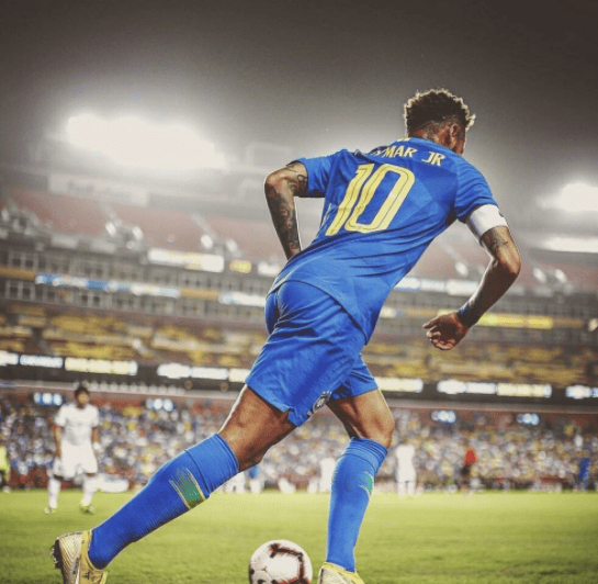 开云-内马尔回归赛场，惊险取胜首场状态亮眼，尤文图斯观众沸腾！